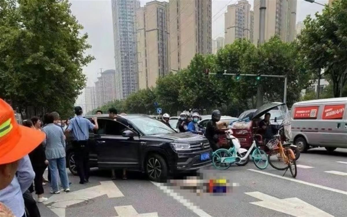 西安一老人带孩子街头被撞，不幸1死1伤，交警：司机转弯观察不周