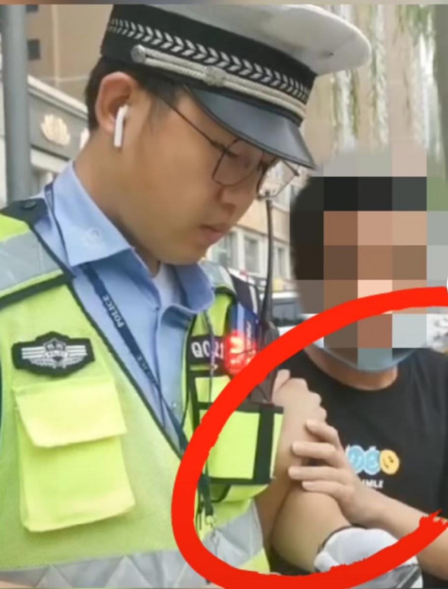 被骗入传销组织，陕西一男子当街“抱住”交警求救
