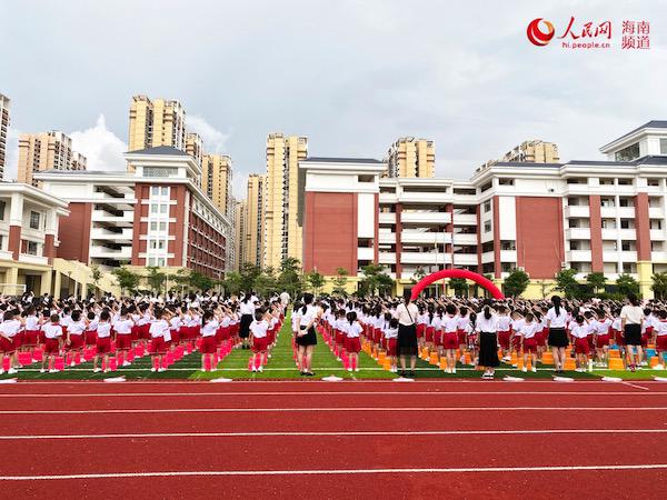 海口康安学校迎开学 引导学生学会爱表达爱(图1)