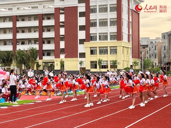 海口康安学校迎开学 引导学生学会爱表达爱(图2)