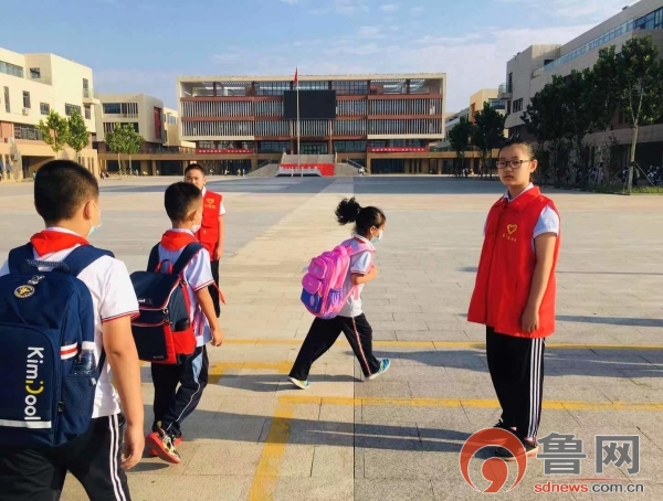 東營(yíng)市勝利第一小學(xué)學(xué)生開展校園志愿活動(dòng)(圖2) 東營(yíng)市勝利第一小學(xué)學(xué)生開展校園志愿活動(dòng)(圖2)