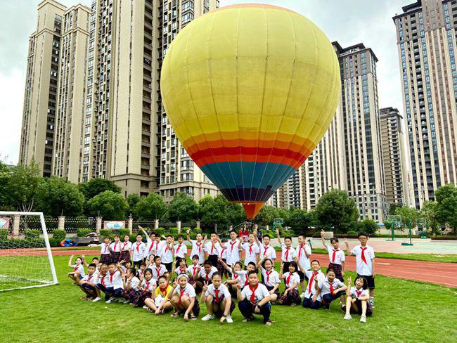 福州市晋安榕博小学开学典礼空降热气球(图2)