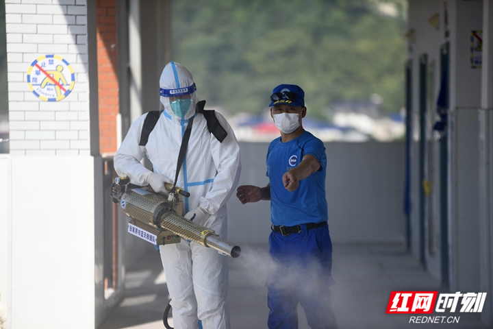 张家界金海实验学校校园消杀迎开学 确保师生安全(图3)