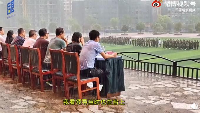 四川一中學(xué)學(xué)生冒雨軍訓(xùn)匯演,校領(lǐng)導(dǎo)也陪著淋雨(圖3) 四川一中學(xué)學(xué)生冒雨軍訓(xùn)匯演,校領(lǐng)導(dǎo)也陪著淋雨(圖3)