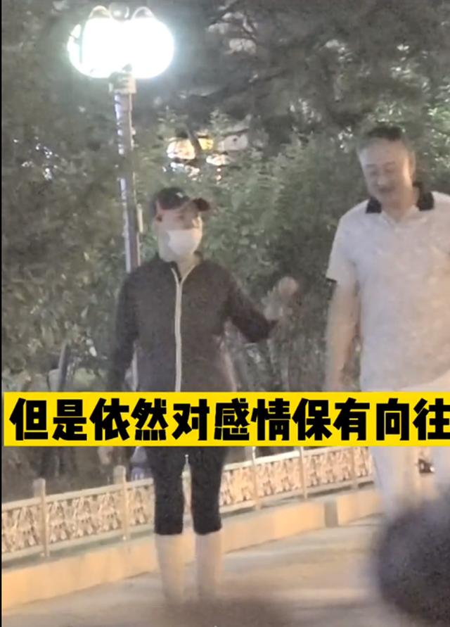 60岁宋丹丹与老公夜跑，经历三段婚姻终获幸福，结婚24年恩爱如初