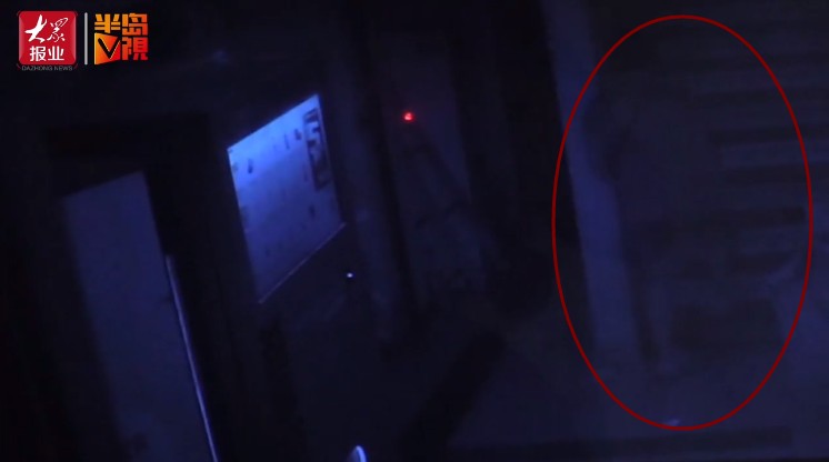 凌晨，青岛街头，年轻姑娘遭陌生男子一路尾随！对方两次假装离开，然后悄悄跟上楼…