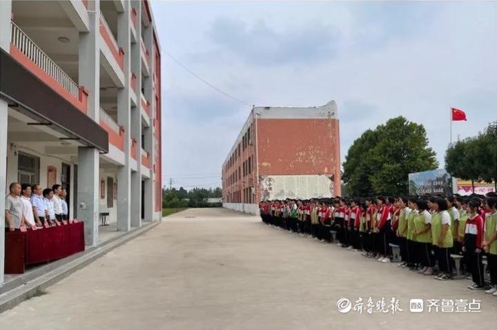 定陶区仿山镇中学新年第一学期开学典礼(图1)