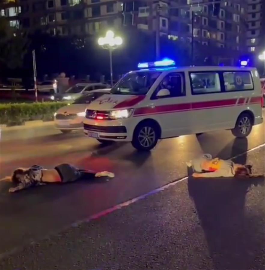 吉林母女饭后散步遭遇车祸，一死一伤