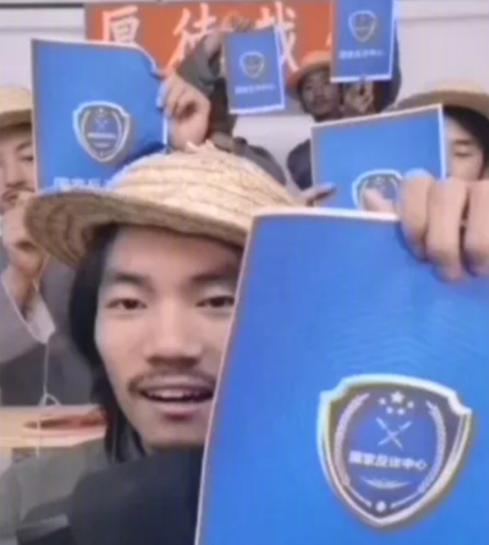 交警小哥也来宣传交管APP，“西厂公公”忙坏了