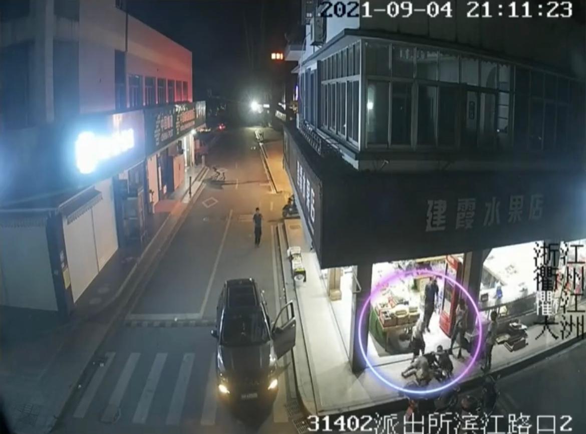 “谁和班花谈过恋爱？”为了这件事，浙江两男子在20周年同学聚会上打起来了