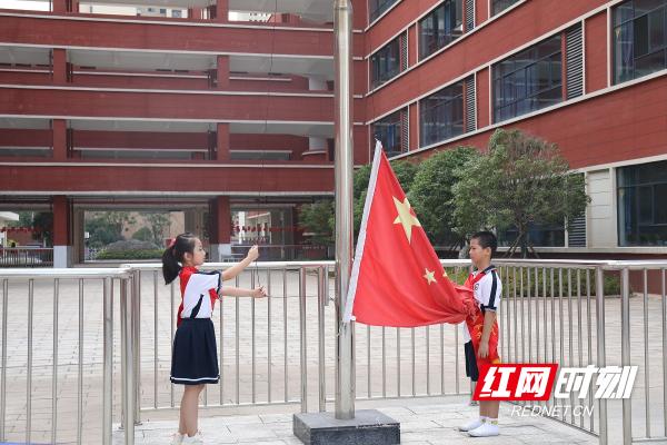 白鹤菱溪小学举行“致敬英雄”主题开学典礼(图1)