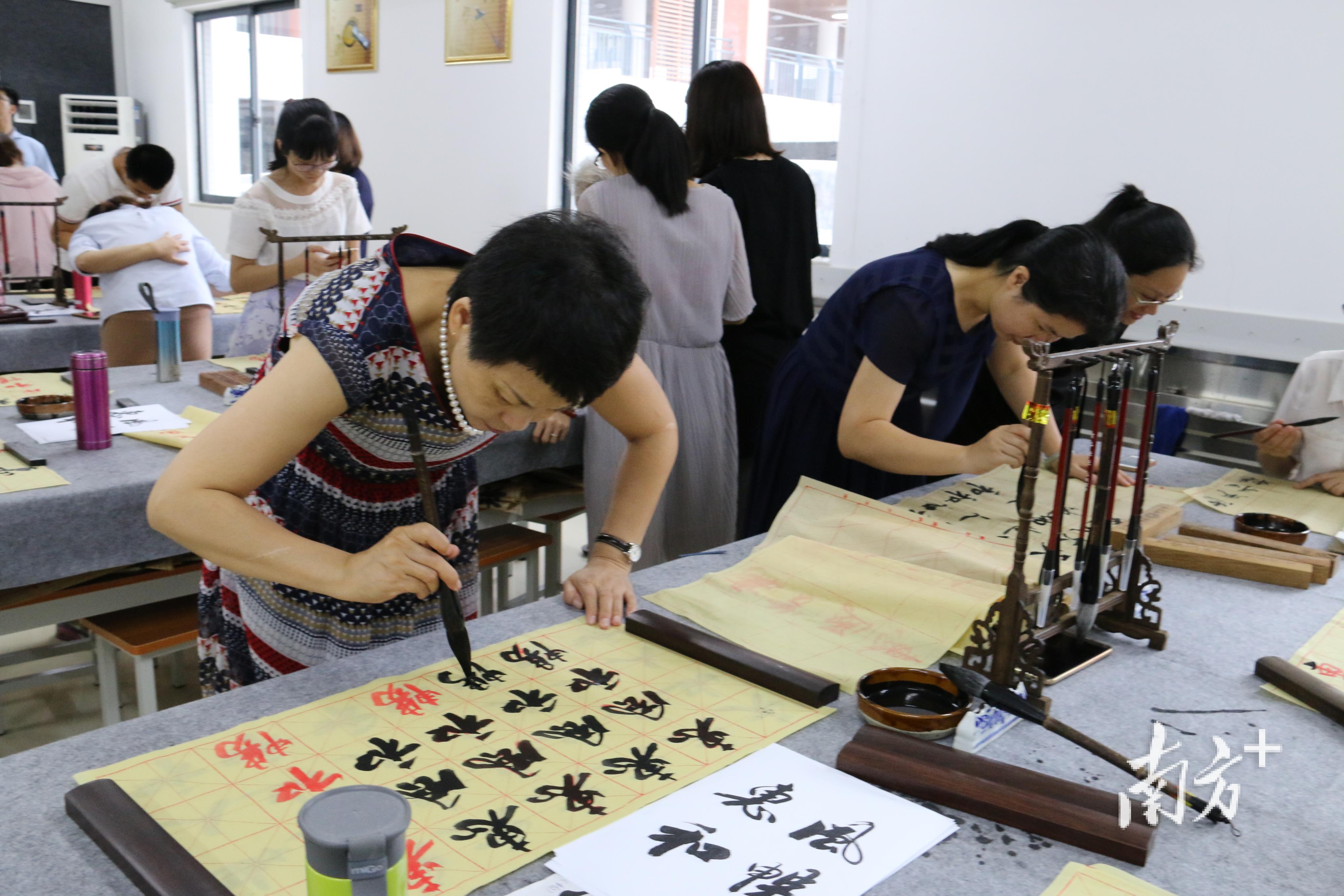 东莞市东城虎英小学“同行文化”烘托书香氛围(图5)