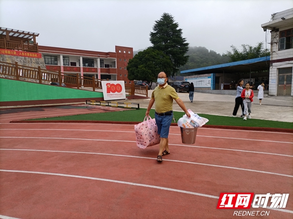 慈利縣通津鋪鎮(zhèn)中學(xué)暖心搬行李 情濃開學(xué)季(圖1)