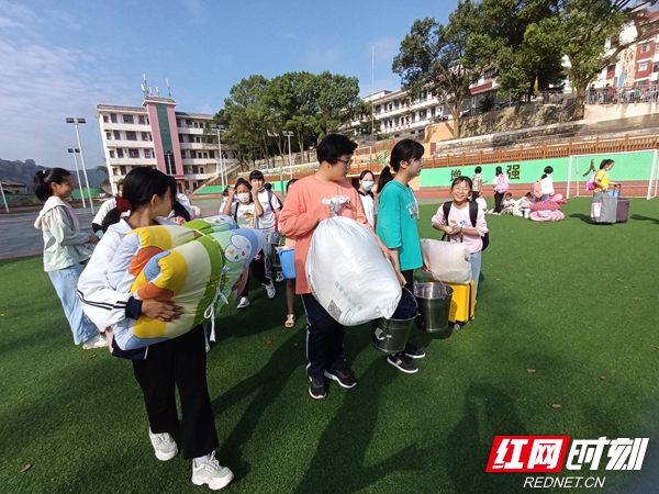 慈利縣通津鋪鎮(zhèn)中學(xué)暖心搬行李 情濃開學(xué)季(圖3)