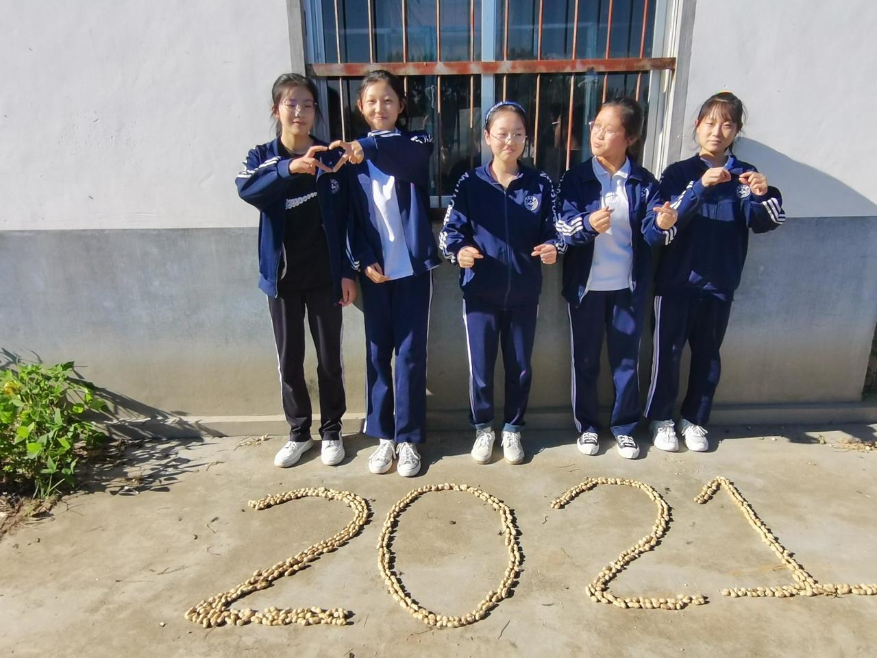 招遠(yuǎn)市夏甸鎮(zhèn)新村初級中學(xué)開展秋收實(shí)踐活動(dòng)(圖2) 招遠(yuǎn)市夏甸鎮(zhèn)新村初級中學(xué)開展秋收實(shí)踐活動(dòng)(圖2)