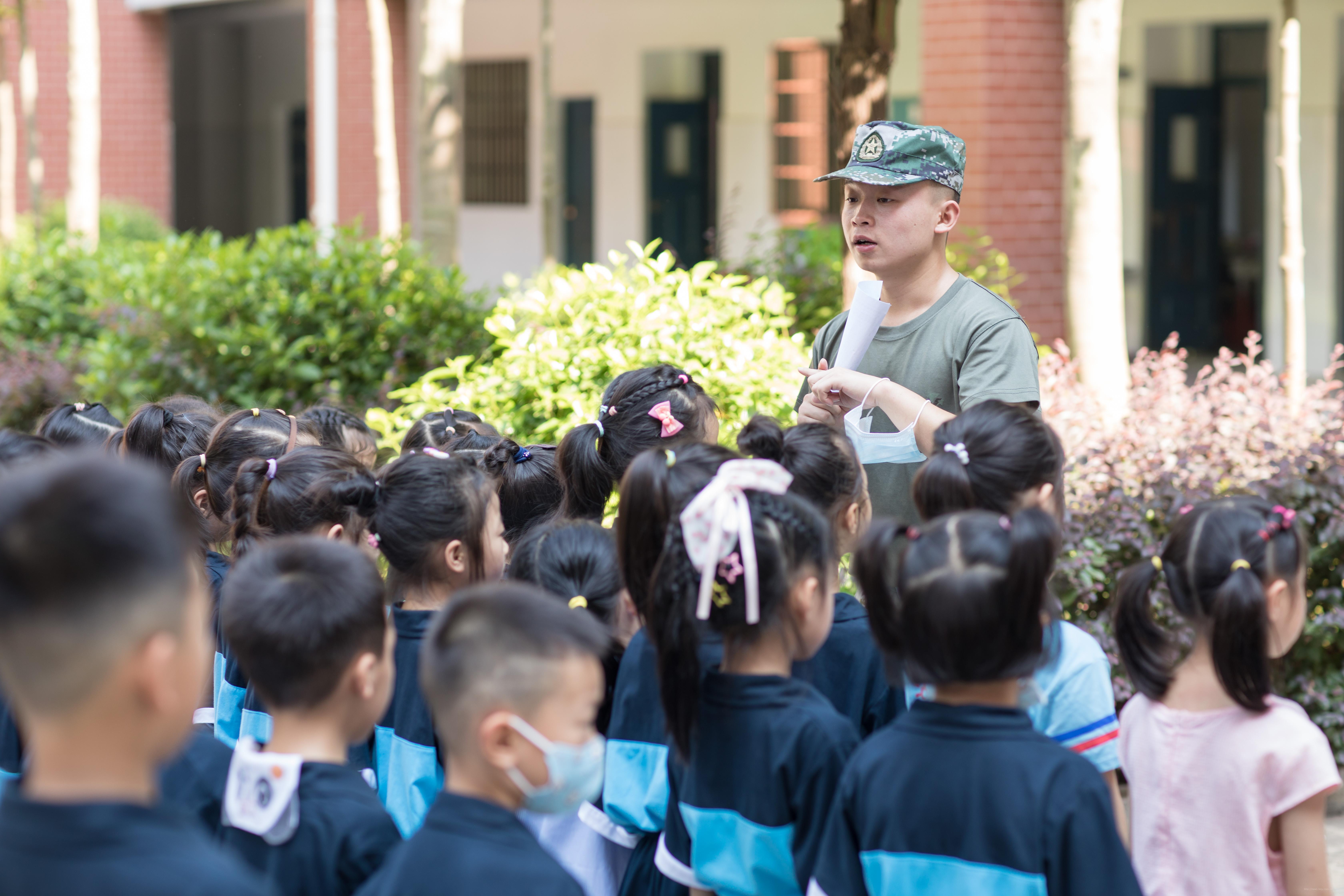 长沙市岳麓区潭州实验小学:立正稍息!新学期冲(图1)