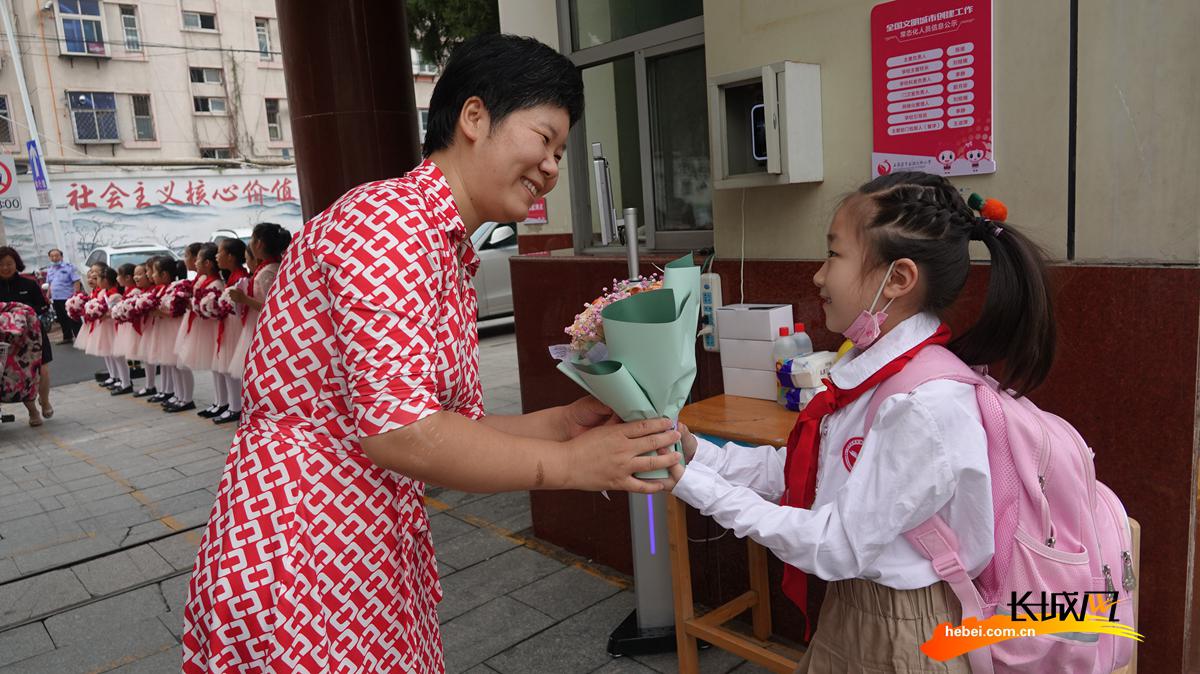 石家庄市友谊大街小学:馨香一束谢师恩(图1)