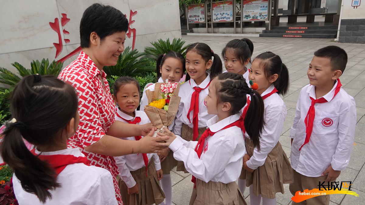 石家庄市友谊大街小学:馨香一束谢师恩(图3)