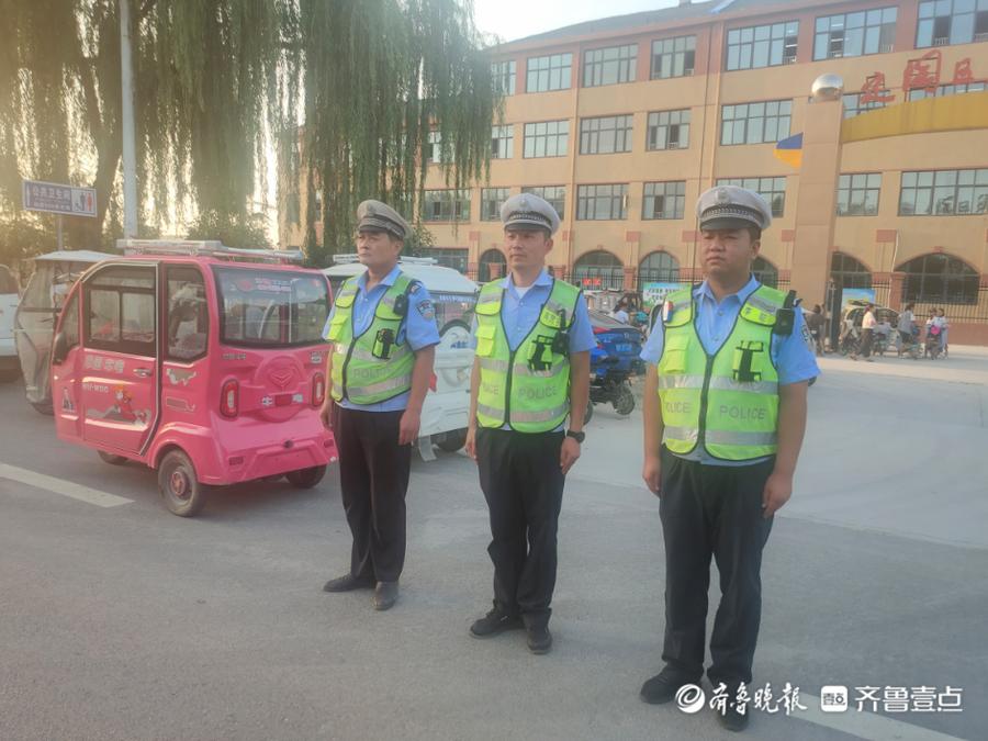 定陶區(qū)第四實(shí)驗(yàn)小學(xué)“家校警”聯(lián)合維秩序(圖1) 定陶區(qū)第四實(shí)驗(yàn)小學(xué)“家校警”聯(lián)合維秩序(圖1)