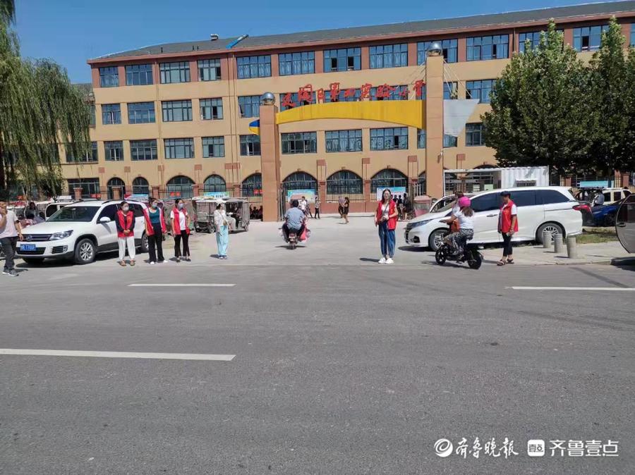 定陶區(qū)第四實(shí)驗(yàn)小學(xué)“家校警”聯(lián)合維秩序(圖2) 定陶區(qū)第四實(shí)驗(yàn)小學(xué)“家校警”聯(lián)合維秩序(圖2)