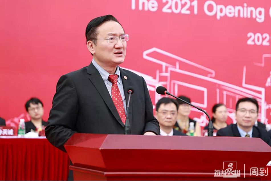 上海中医药大学2021级新生开学，本草礼盒、定制版书签、戥秤，这些新生礼物很温馨