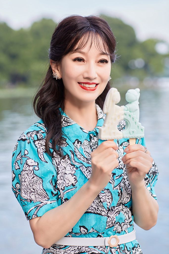 21年9月11日 赵雅芝的一组写真曝光 她穿蓝色碎花连衣裙优雅迷人 手持 白娘子 同款雪糕笑容甜美