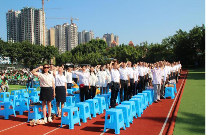 廣安實驗學(xué)校隆重舉行向退休教師致敬(圖4) 廣安實驗學(xué)校隆重舉行向退休教師致敬(圖4)