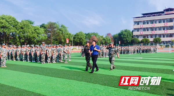 永州市京劍學(xué)校初一新生軍訓(xùn)結(jié)束:銘記精神(圖4)