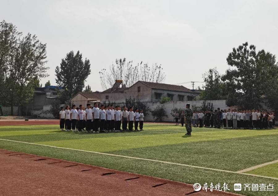 东昌府区斗虎屯镇中学军训汇演展风采(图1)