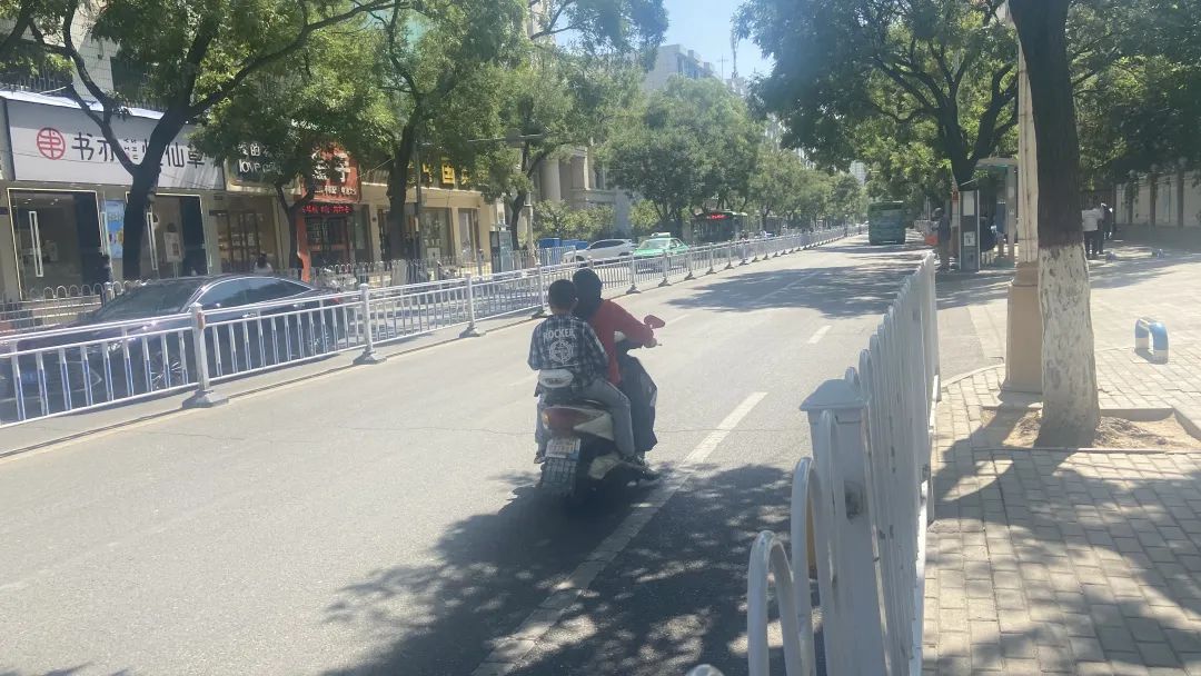 【交通安全整治进行时·曝光台】文明出行是对自己的生命安全负责