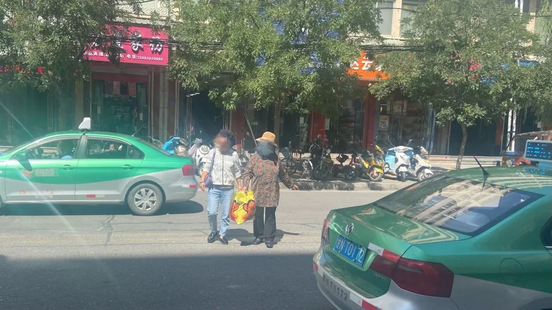 【交通安全整治进行时·曝光台】文明出行是对自己的生命安全负责