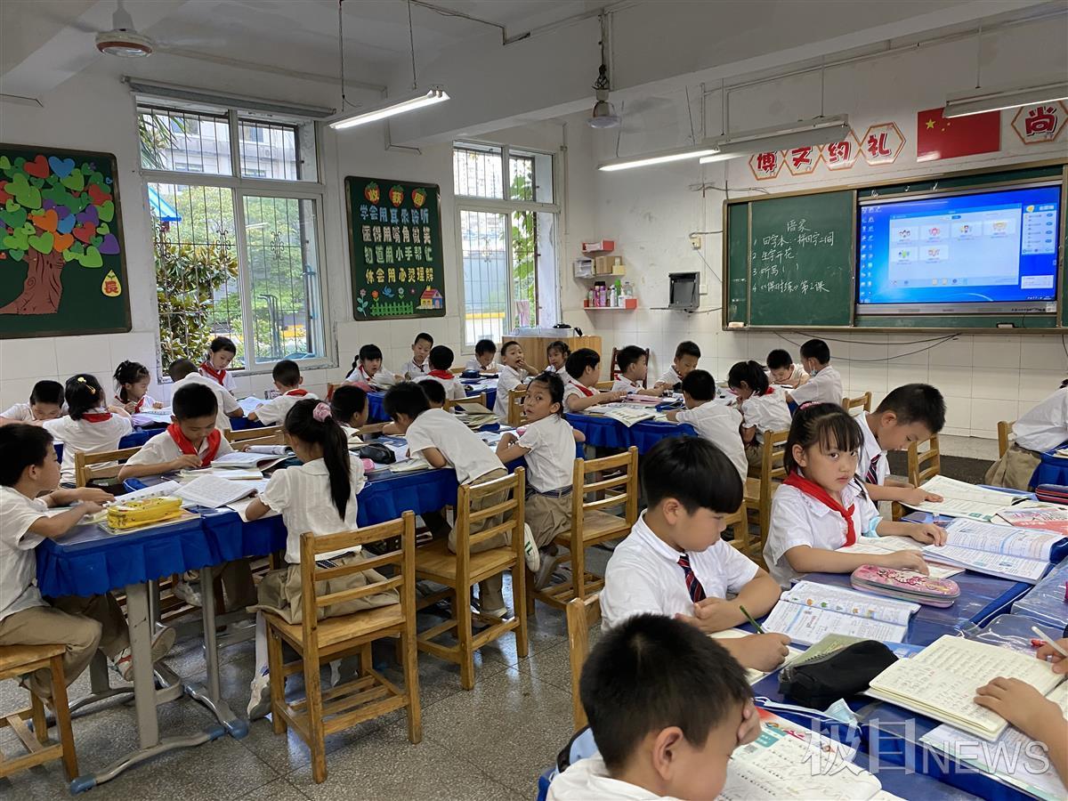 武汉武昌区新河街小学试行把书包留在学校(图1)