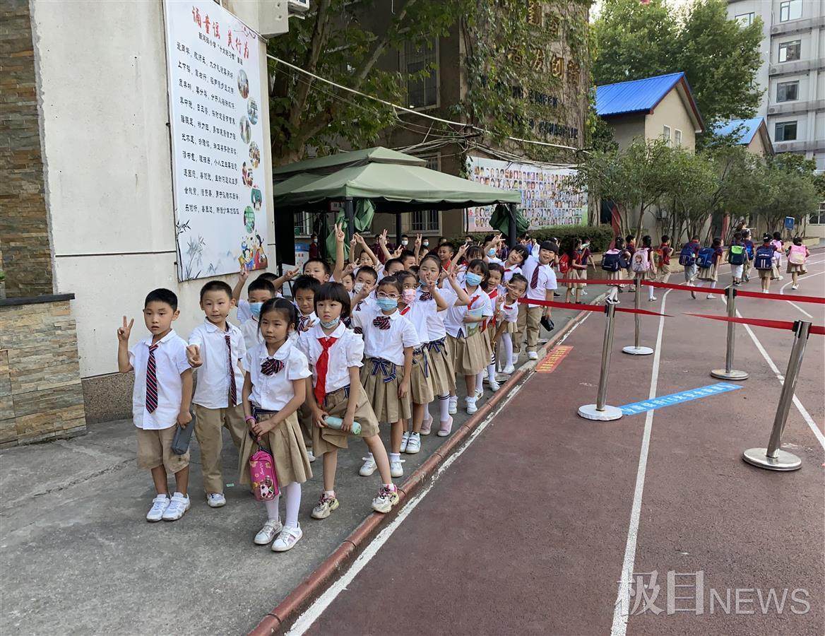 武汉武昌区新河街小学试行把书包留在学校(图4)