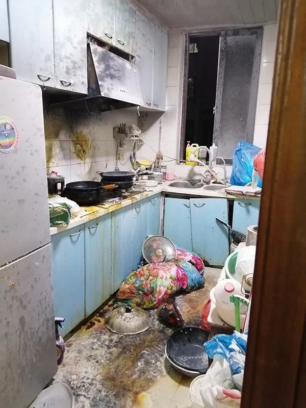 外卖小哥帮忙救火后，第一反应是“完了，下一笔订单超时了”