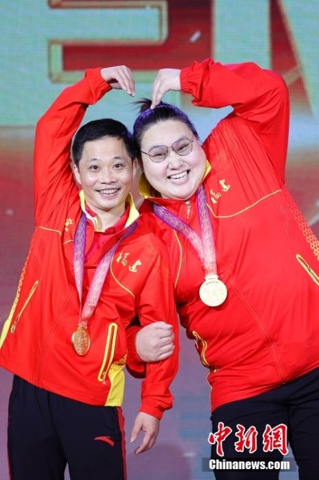 两位奥运冠军同台竞技 李雯雯夺女子举重87公斤以上级金牌