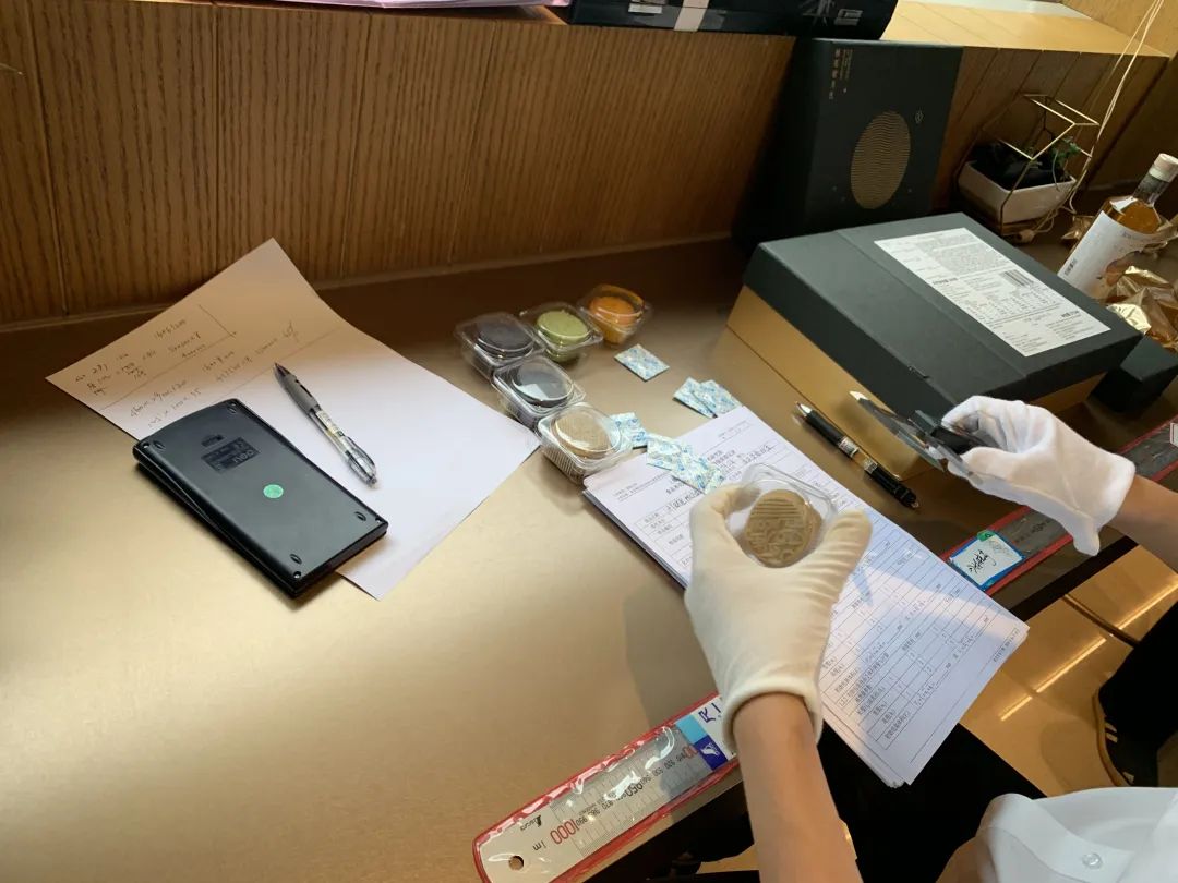 经现场执法检查和监督抽查，歌帝梵等月饼礼盒涉嫌过度包装