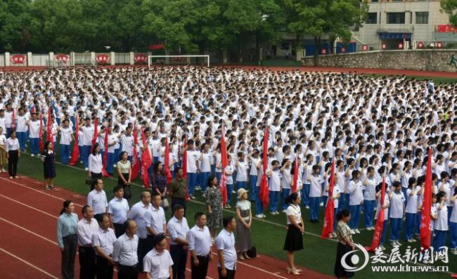 漣鋼中學(xué)(婁底五中)紀(jì)念“九一八”主題升旗儀式(圖1) 漣鋼中學(xué)(婁底五中)紀(jì)念“九一八”主題升旗儀式(圖1)