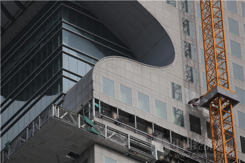 191米多高的盘古大观"龙首"外立面已安装塔吊支架.