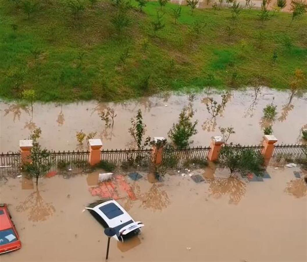 河南平顶山遭暴雨袭击，叶县高中水深超2米近3000人转移