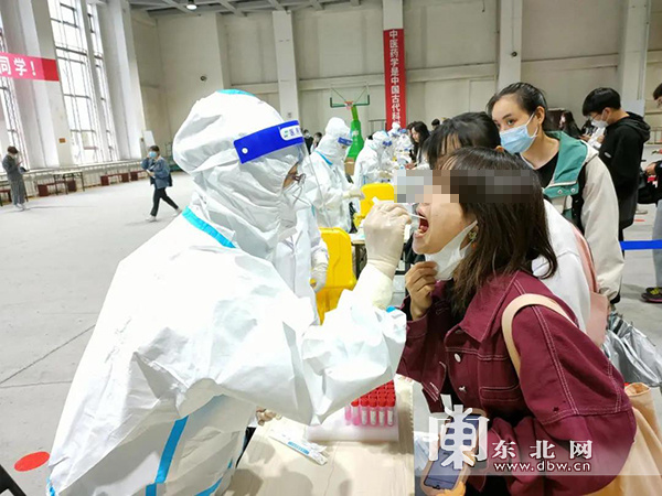 黑龙江中医药大学集结四所附属医院300余人支援核酸采集工作