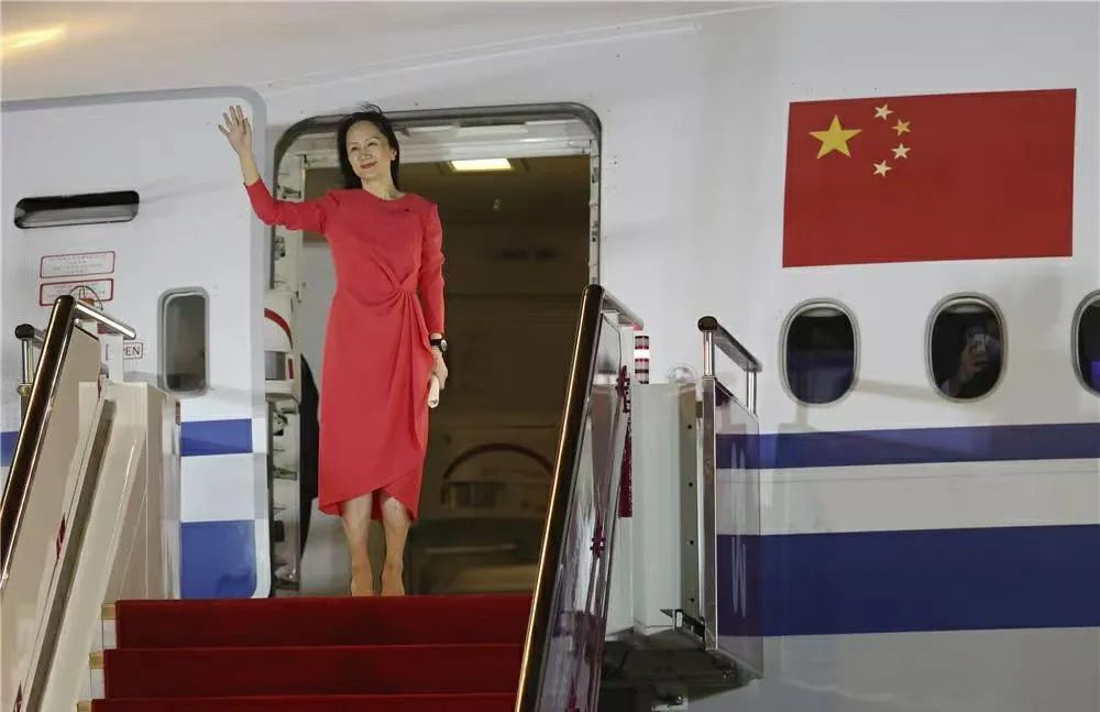 平安到家！孟晚舟一袭红裙走下飞机，现场哽咽发言