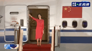 平安到家！孟晚舟一袭红裙走下飞机，现场哽咽发言