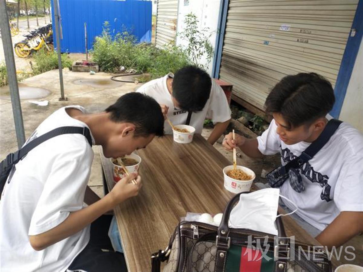 3人初中同宿舍，大学又同宿舍，神仙友谊让人羡慕