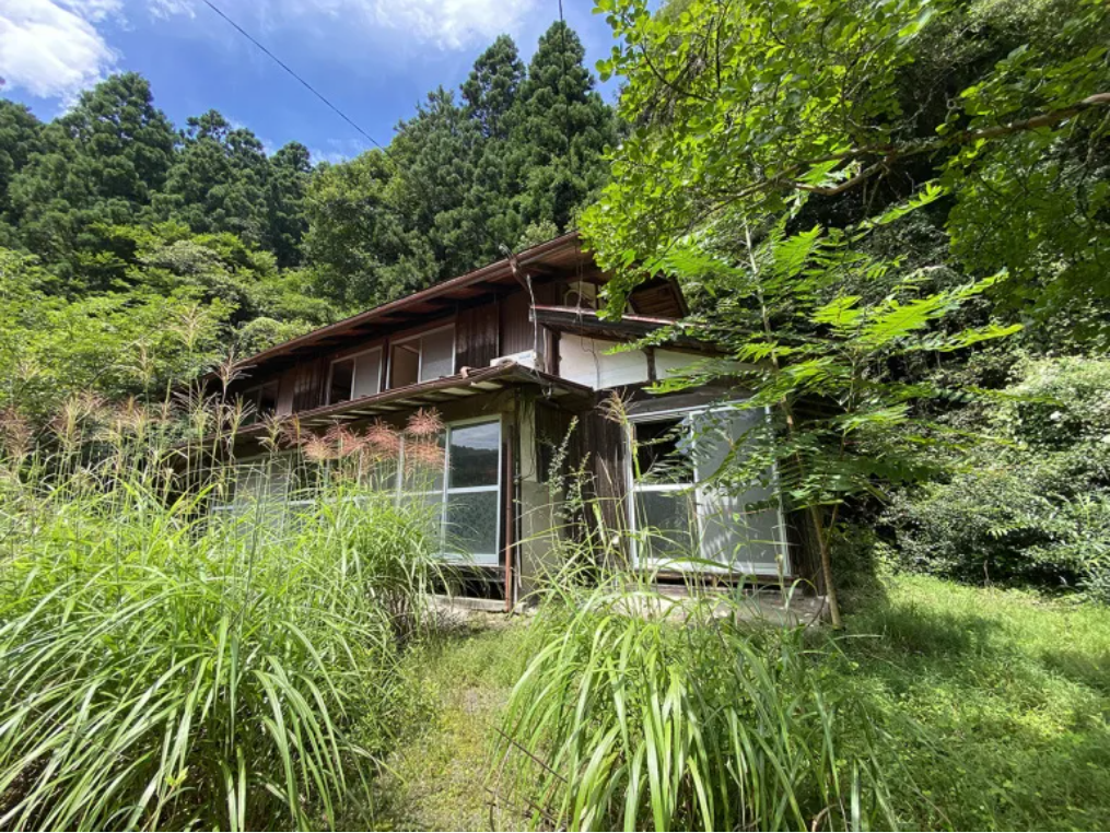 日本大叔花5千塊買了一棟房子，距離東京1小時還隨機贈送小河瀑布
