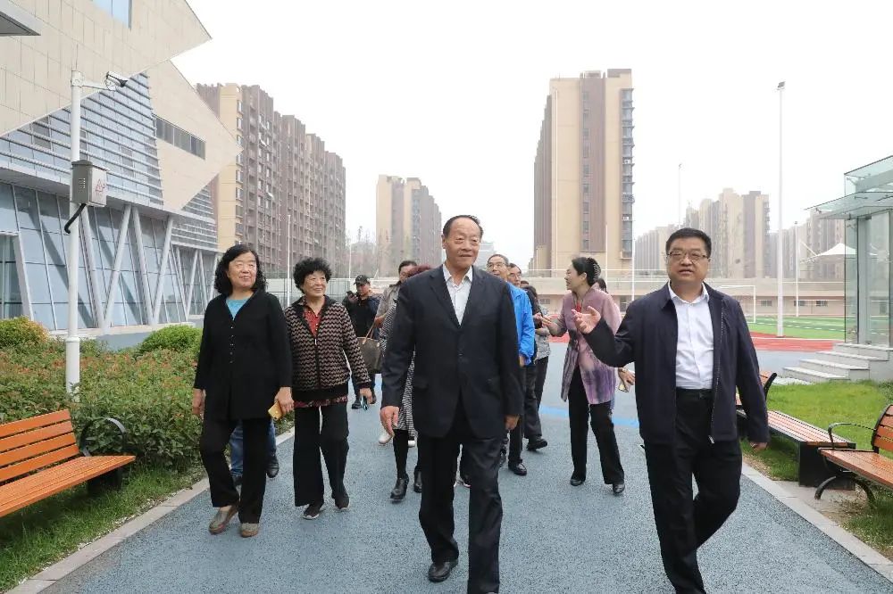 市民寻访团和市民代表到天桥区参观调研