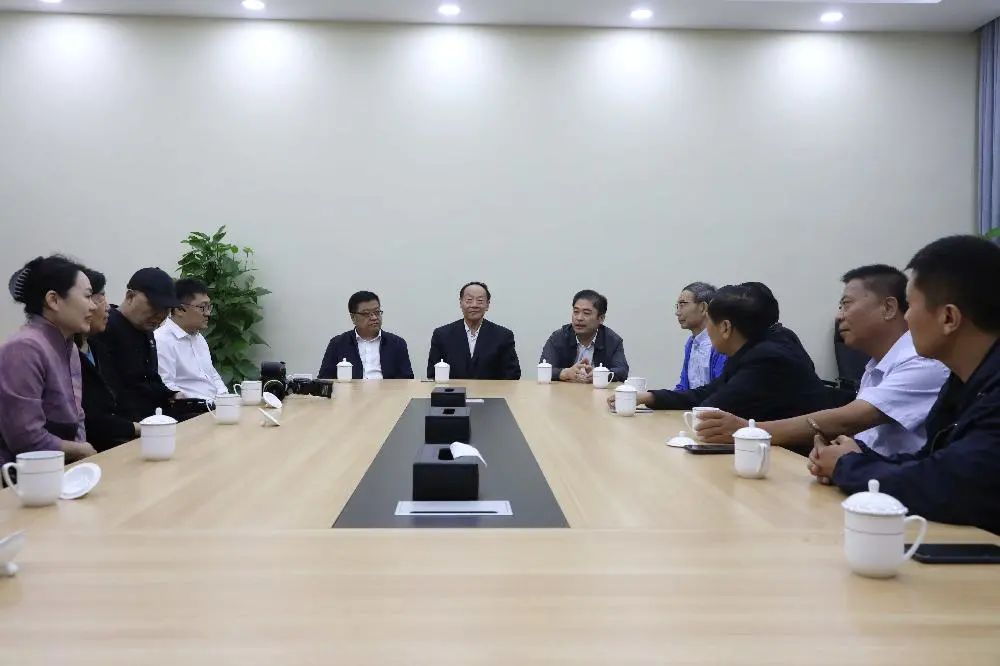 市民寻访团和市民代表到天桥区参观调研