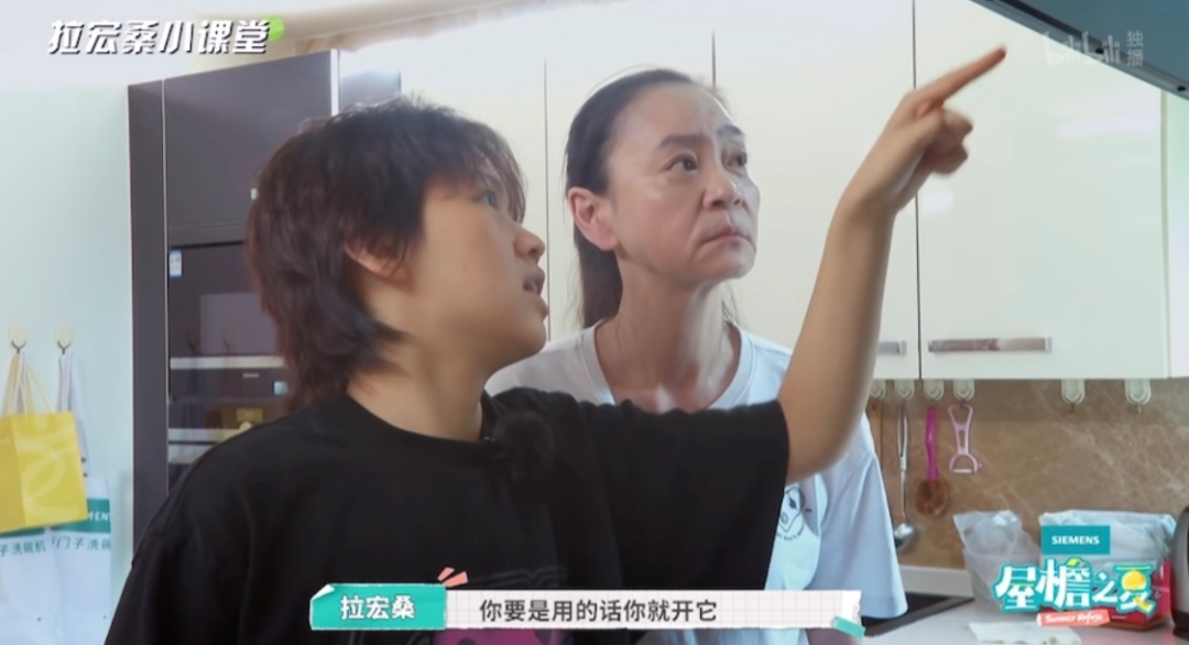 62岁刘雪华独居10年，24小时开着电视，她的背后，藏着一亿人的痛……