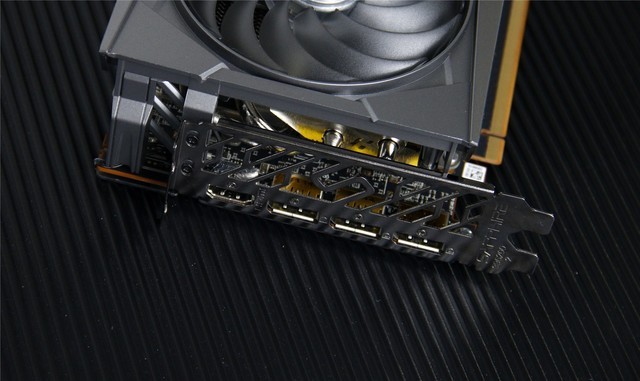 惊叹游戏体验！蓝宝石RX6900 XT 风冷版毒药开箱