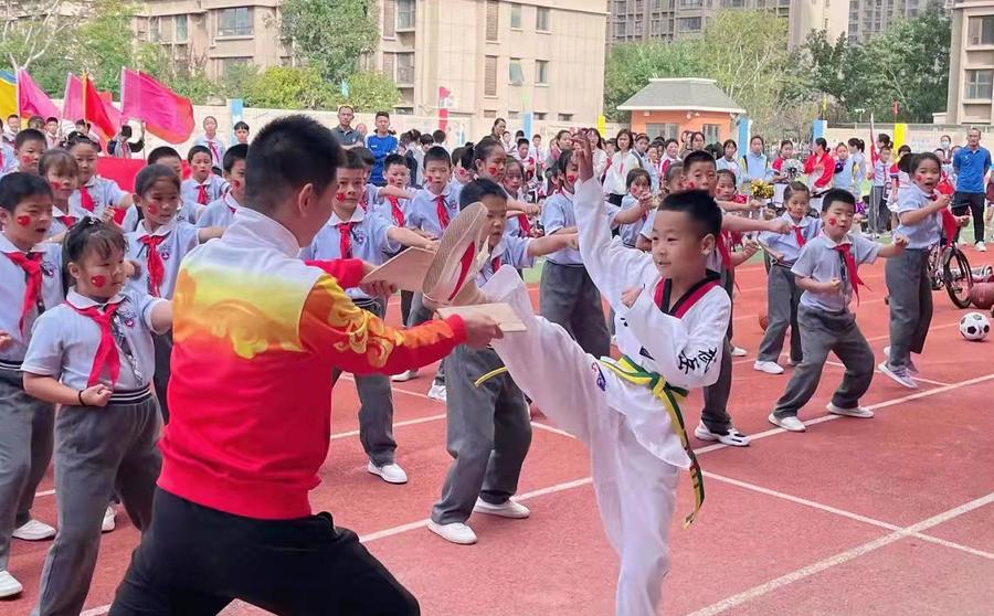 德州康博小學(xué)首屆田徑運(yùn)動(dòng)會(huì)開賽(圖3) 德州康博小學(xué)首屆田徑運(yùn)動(dòng)會(huì)開賽(圖3)