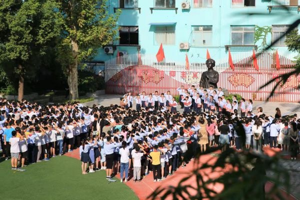 漢陽區(qū)夏明翰小學(xué)師生莊嚴(yán)宣誓,向革命烈士致敬(圖2)